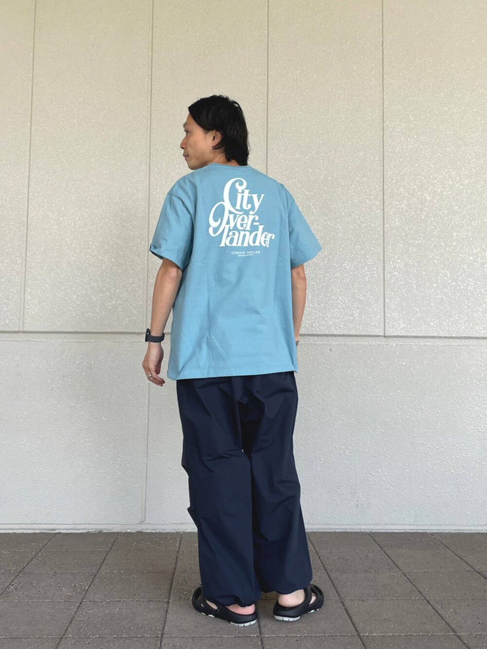 「GORDON MILLER、keen、BIG MIKE、JACK&MARIE、ららぽーと名古屋みなとアクルス、Tシャツ、ヘビーウェイトT」｜「KEENのKEEN/キーン SHANTI シャンティ サンダル コンフォート スライド クロッグ アウトドア 1018206（サンダル、ブラック系）」を使った、takaiさん（メンズ・175cm）の春コーディネートの3枚目の写真