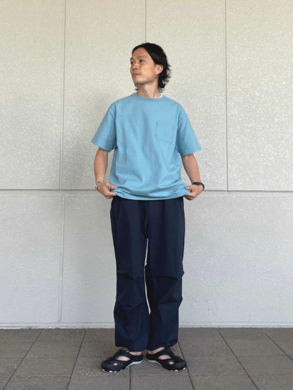 「GORDON MILLER、keen、BIG MIKE、JACK&MARIE、ららぽーと名古屋みなとアクルス、Tシャツ、ヘビーウェイトT」｜「KEENのKEEN/キーン SHANTI シャンティ サンダル コンフォート スライド クロッグ アウトドア 1018206（サンダル、ブラック系）」を使った、takaiさん（メンズ・175cm）の春コーディネートの2枚目の写真