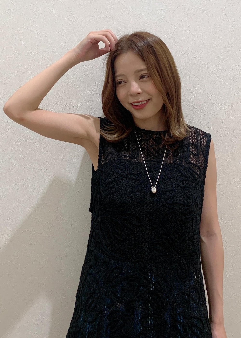 ブラック系のサンダル、グリーン系のショルダーバッグ、ブラック系のワンピースを着用したレディースの夏コーディネートの5枚目の写真