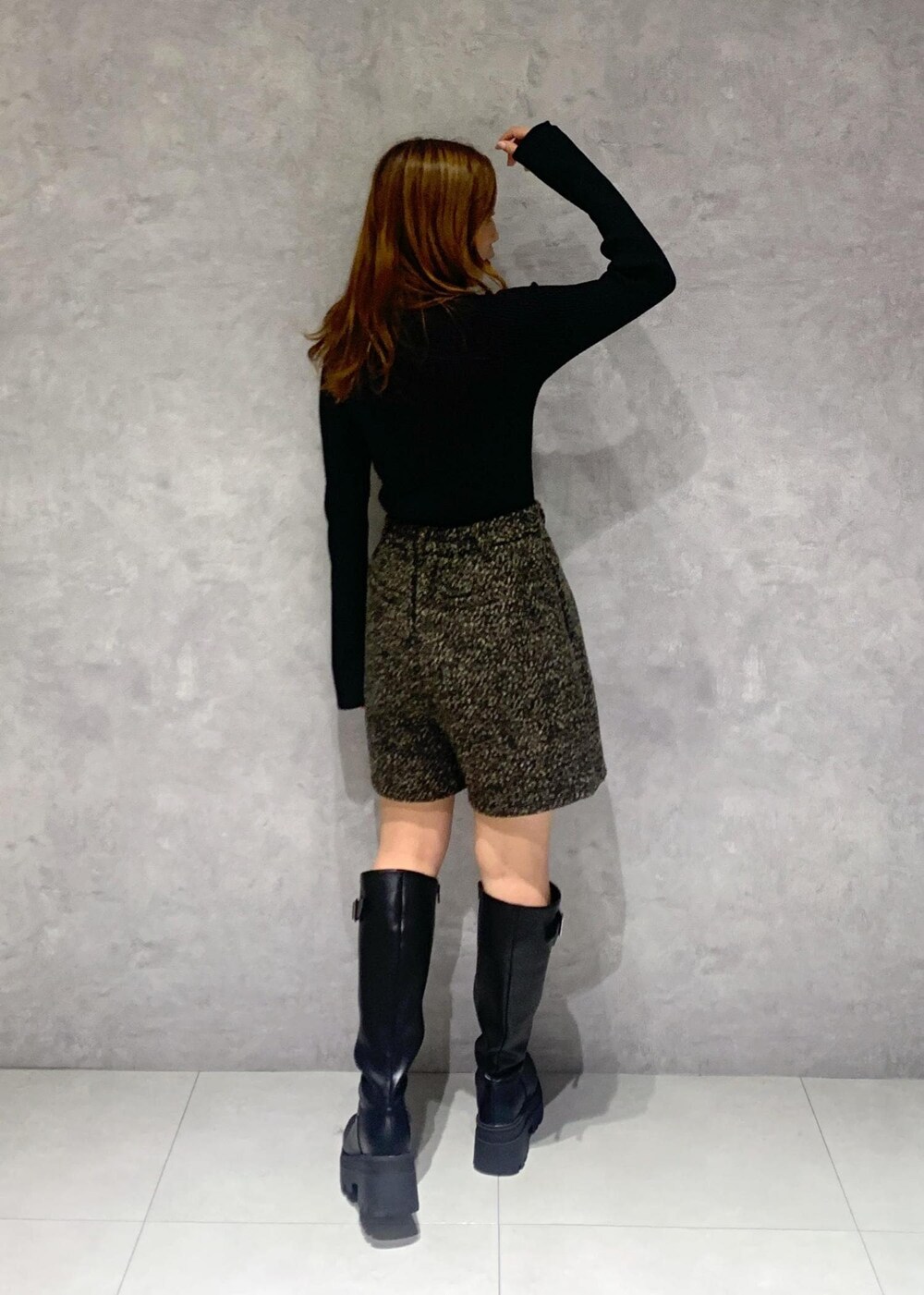 ブラック系のショルダーバッグ、ブラック系のブーツ、ブラック系のニット/セーターを着用したレディースの秋コーディネートの9枚目の写真