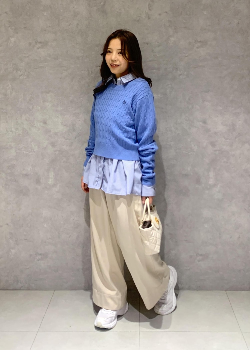 ブルー系のシャツ/ブラウス、ベージュ系のその他パンツ、ホワイト系のショルダーバッグを着用したレディースの冬コーディネートの3枚目の写真