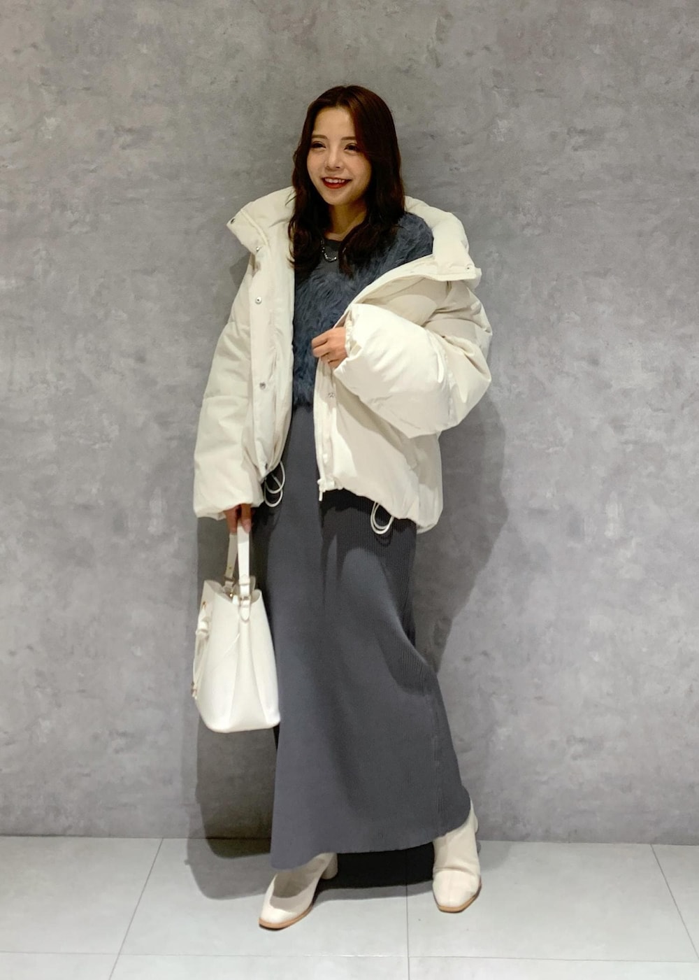 「2024AW、12月、1月、真冬、寒い日、クリスマス、お正月、おでかけ、デート、通勤、お食事、お呼ばれ、キレイめカジュアル、キレイめ、上品」｜「Juzeのストレッチヒールショートブーツ（ブーツ、ホワイト系）」を使った、いまてぃさん（レディース・144cm）の冬コーディネートの2枚目の写真