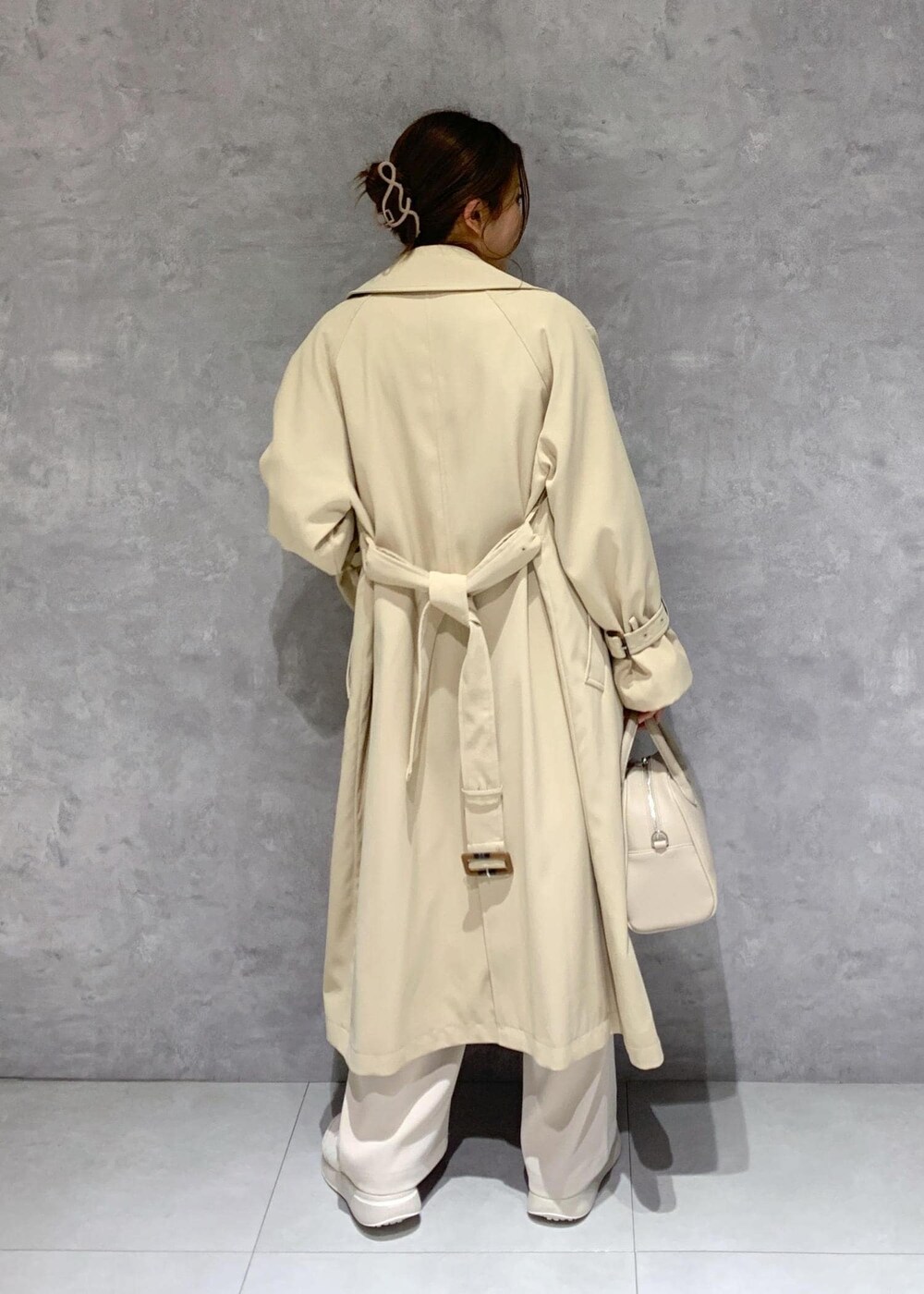 ベージュ系のボストンバッグ、ピンク系のシャツ/ブラウス、ベージュ系のトレンチコートを着用したレディースの春コーディネートの5枚目の写真