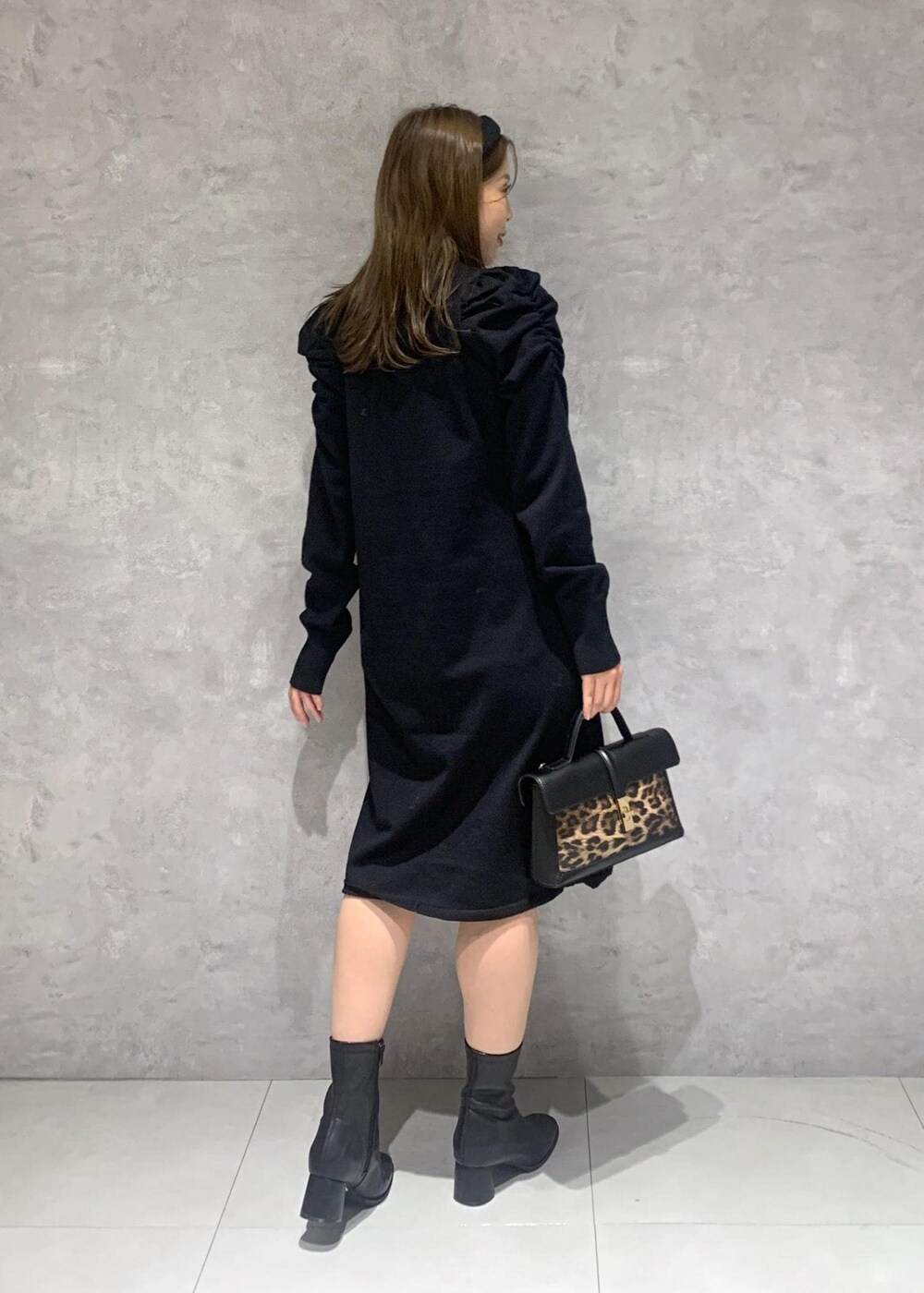 その他のショルダーバッグ、ブラック系のブーツ、ブラック系のワンピースを着用したレディースの秋コーディネートの8枚目の写真