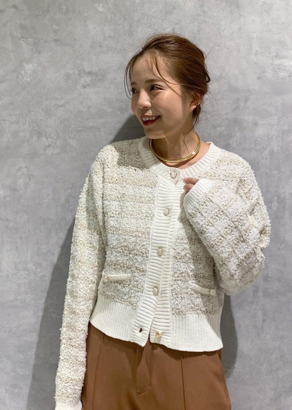 ブラウン系のショルダーバッグ、ベージュ系のドレスシューズ、イエロー系のスラックスを着用したレディースの夏コーディネートの6枚目の写真