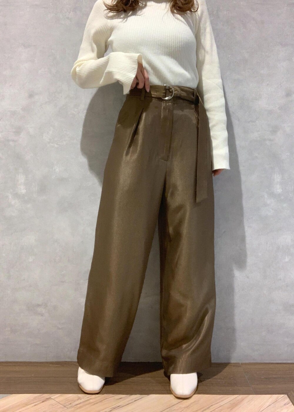 ホワイト系のブーツ、ホワイト系のニット/セーター、ホワイト系のハンドバッグを着用したレディースの冬コーディネートの7枚目の写真