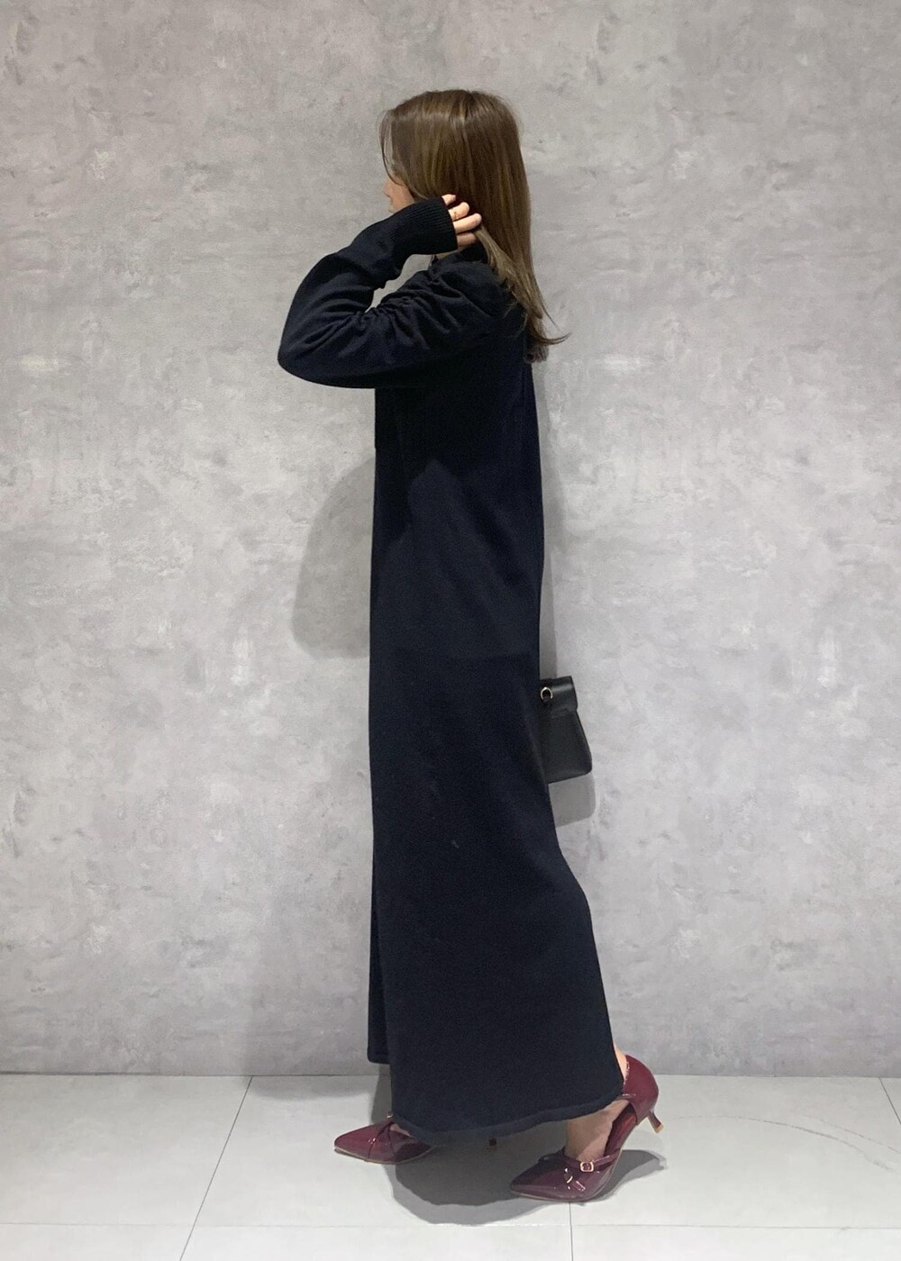 その他のショルダーバッグ、グレー系のステンカラーコート、ブラック系のワンピースを着用したレディースの秋コーディネートの9枚目の写真