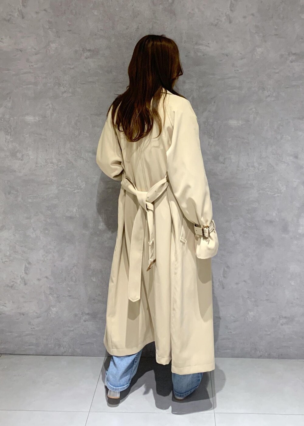 シルバー系のパンプス、ブルー系のベスト、ホワイト系のシャツ/ブラウスを着用したレディースの冬コーディネートの6枚目の写真