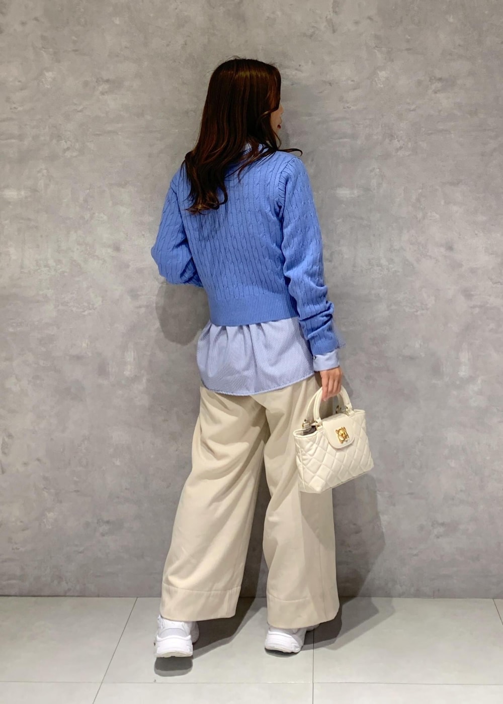 ブルー系のシャツ/ブラウス、ベージュ系のその他パンツ、ホワイト系のショルダーバッグを着用したレディースの冬コーディネートの6枚目の写真