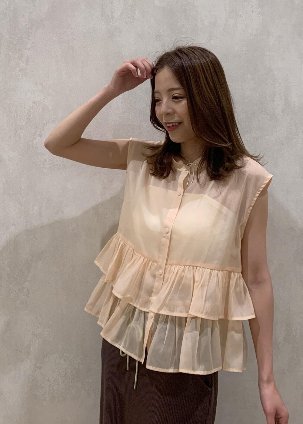 ベージュ系のサンダル、ホワイト系のハンドバッグ、ベージュ系のシャツ/ブラウスを着用したレディースの夏コーディネートの6枚目の写真