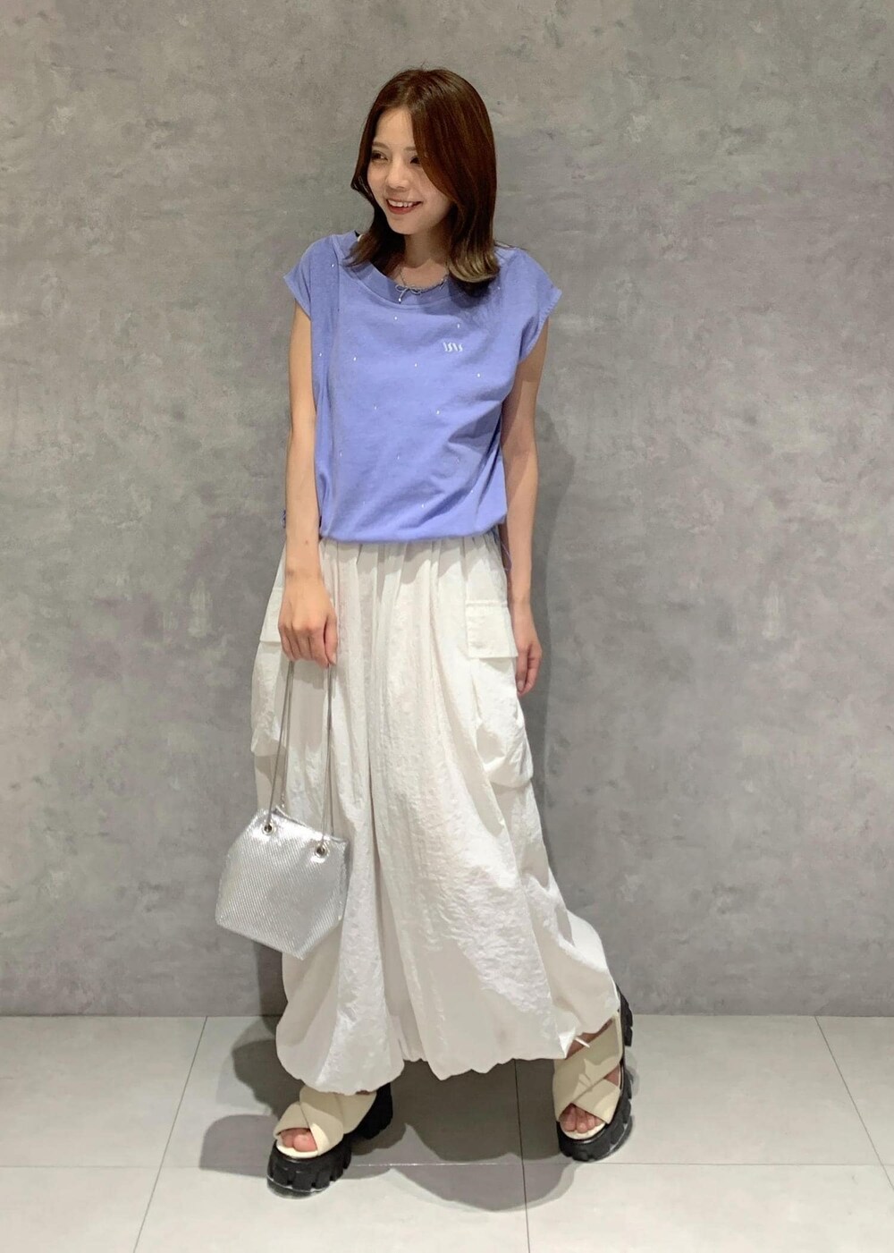 ホワイト系のサンダル、ホワイト系のワンピース、シルバー系のショルダーバッグを着用したレディースの夏コーディネートの2枚目の写真