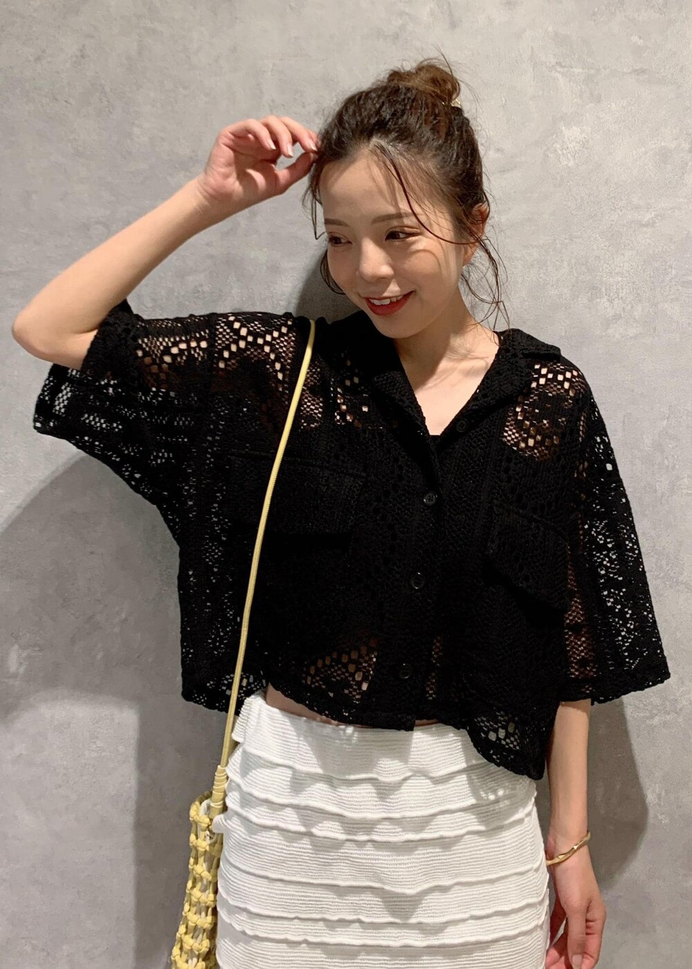 ブラック系のサンダル、ホワイト系のスカート、ブラック系のカーディガン/ボレロを着用したレディースの夏コーディネートの5枚目の写真