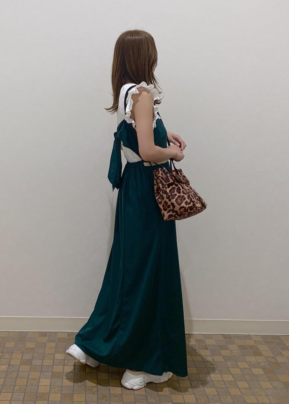 グリーン系のワンピース、ホワイト系のTシャツ/カットソー、その他のショルダーバッグを着用したレディースの夏コーディネートの5枚目の写真