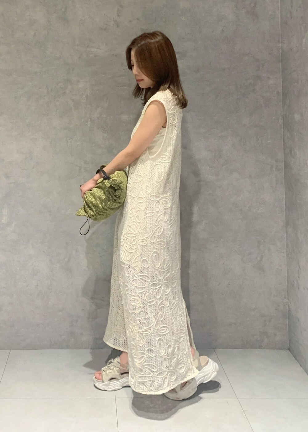ベージュ系のサンダル、ホワイト系のキャミソール、ホワイト系のワンピースを着用したレディースの夏コーディネートの3枚目の写真