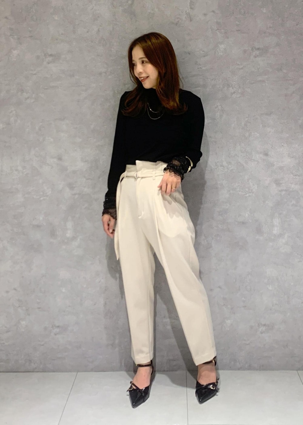 ブラック系のパンプス、グレー系のポンチョ、ブラック系のTシャツ/カットソーを着用したレディースの秋コーディネートの8枚目の写真