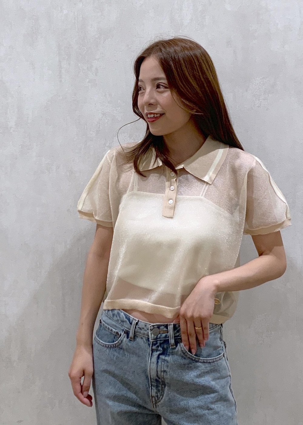 ベージュ系のサンダル、ホワイト系のキャミソール、ホワイト系のショルダーバッグを着用したレディースの夏コーディネートの5枚目の写真