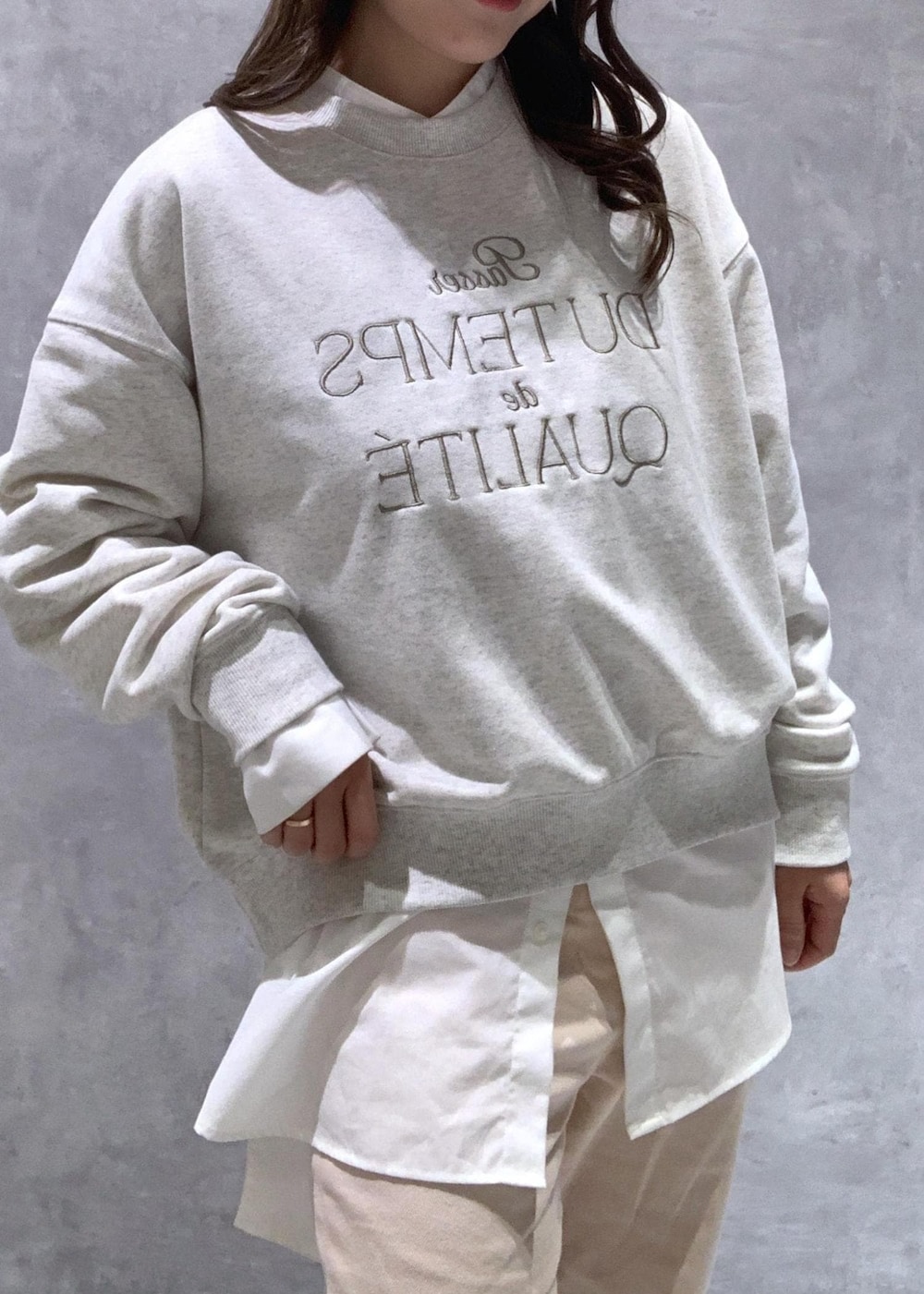 シルバー系のパンプス、ピンク系のデニムパンツ、ベージュ系のショルダーバッグを着用したレディースの冬コーディネートの8枚目の写真