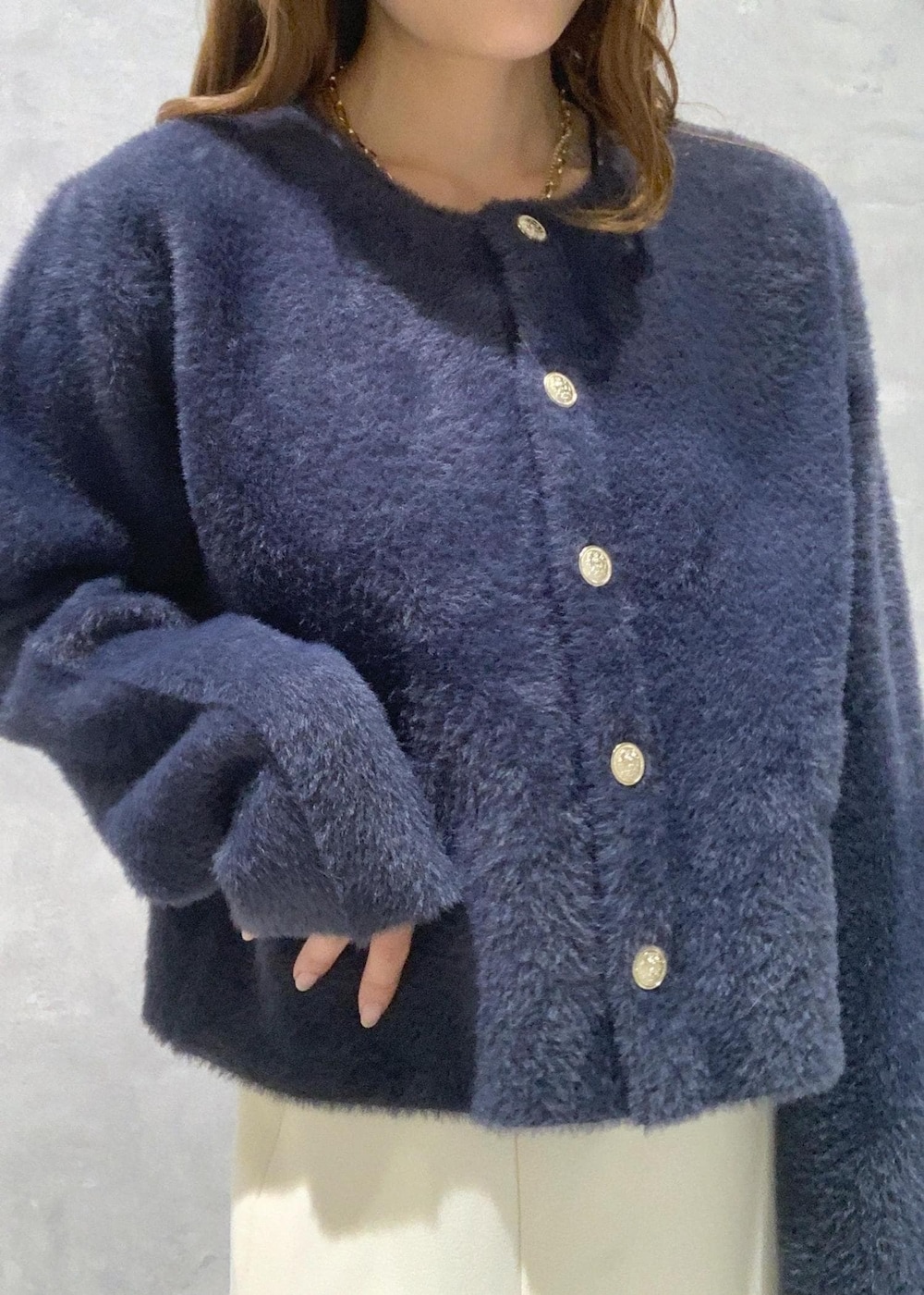 ブルー系のカーディガン/ボレロ、ホワイト系のハンドバッグ、ブラック系のパンプスを着用したレディースの秋コーディネートの8枚目の写真