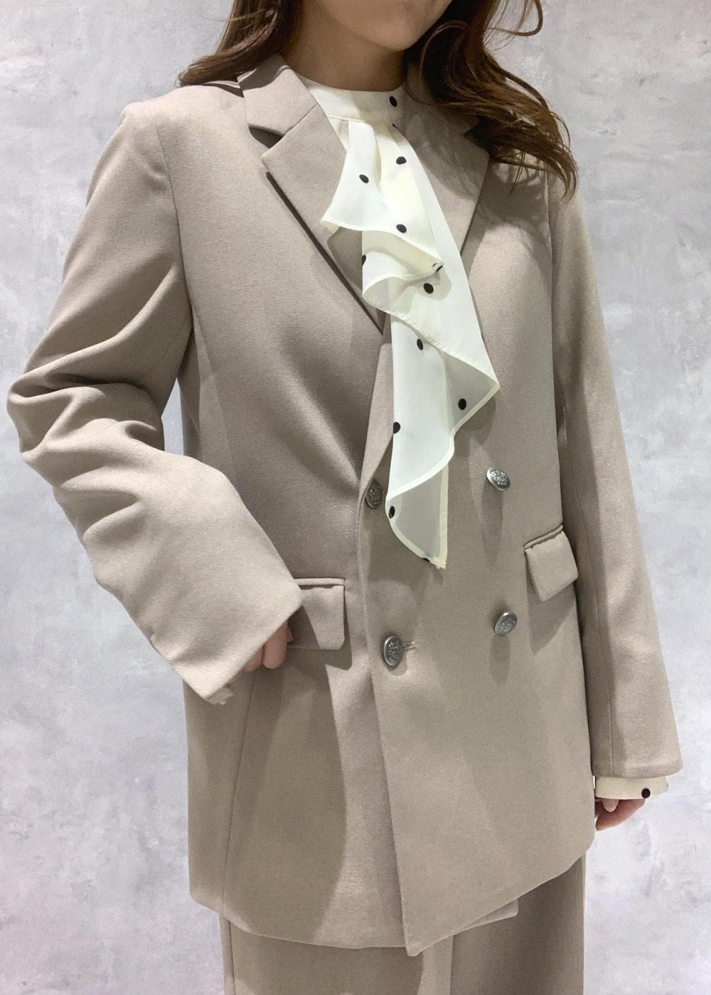 ホワイト系のブーツ、ベージュ系のシャツ/ブラウス、ベージュ系のスラックスを着用したレディースの冬コーディネートの10枚目の写真