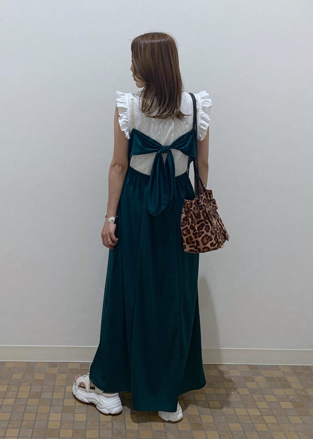 グリーン系のワンピース、ホワイト系のTシャツ/カットソー、その他のショルダーバッグを着用したレディースの夏コーディネートの4枚目の写真
