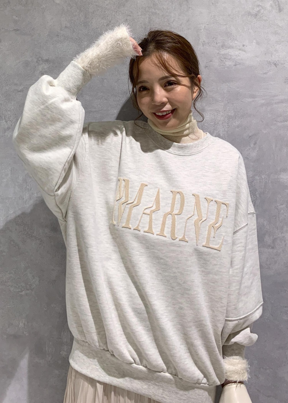 ホワイト系のブーツ、ベージュ系のスカート、ホワイト系のニット/セーターを着用したレディースの秋コーディネートの6枚目の写真