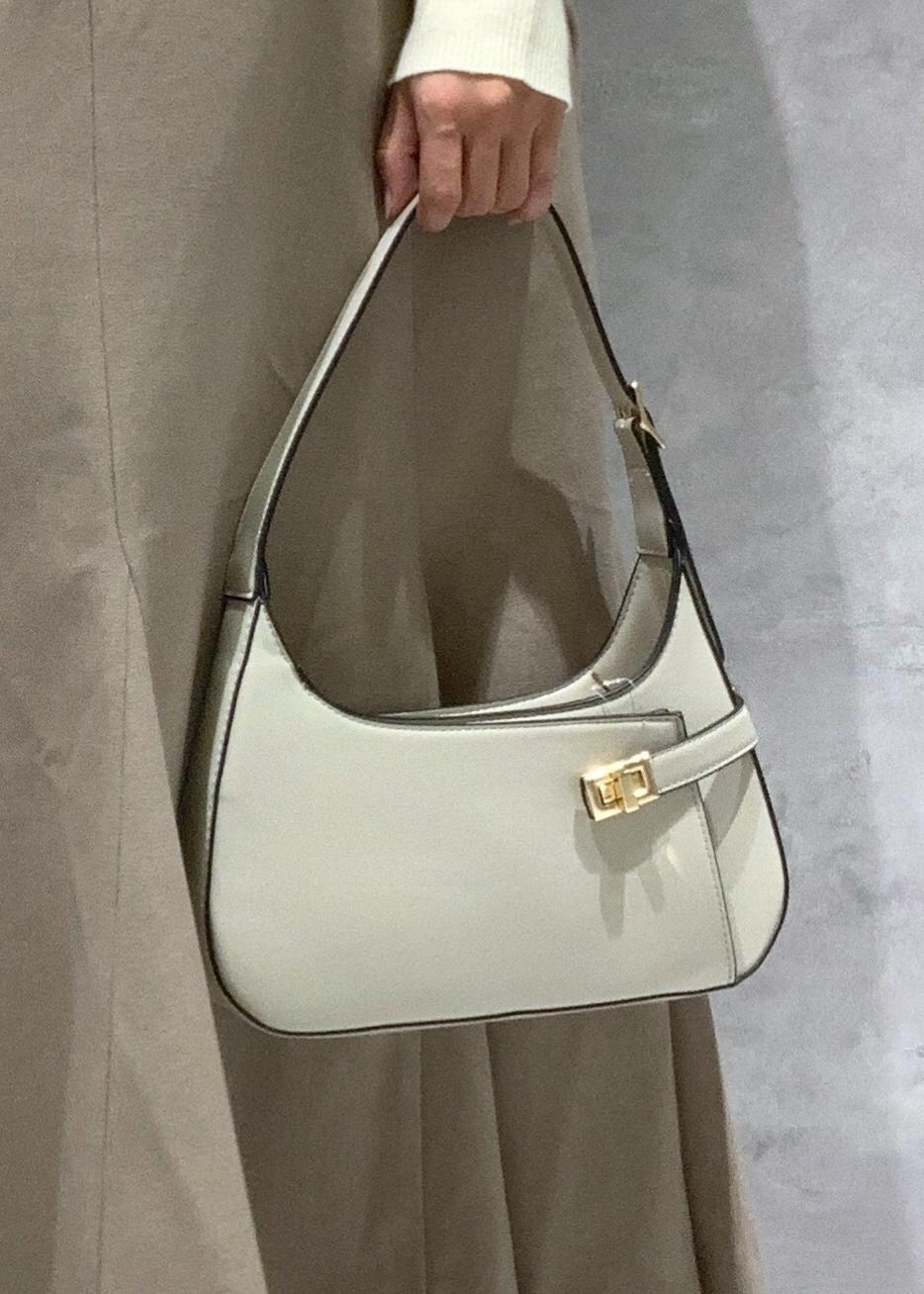 ホワイト系のブーツ、ホワイト系のニット/セーター、ホワイト系のハンドバッグを着用したレディースの冬コーディネートの9枚目の写真