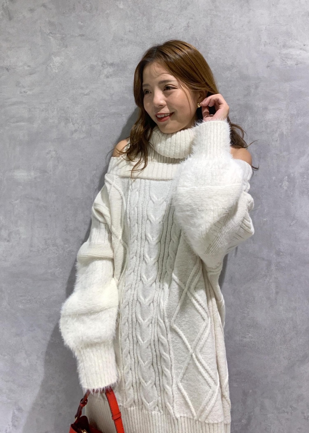 ホワイト系のブーツ、ホワイト系のワンピース、ホワイト系のダウンジャケット/コートを着用したレディースの秋コーディネートの10枚目の写真