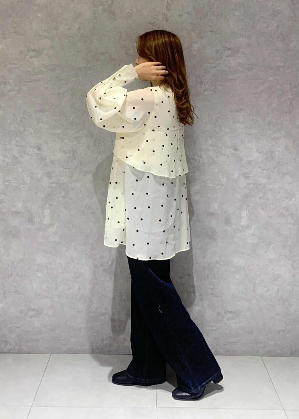 ブラック系のブーツ、ベージュ系のシャツ/ブラウス、ピンク系のカーディガン/ボレロを着用したレディースの冬コーディネートの7枚目の写真