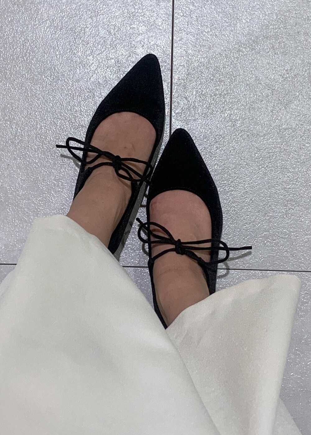 ブルー系のカーディガン/ボレロ、ホワイト系のハンドバッグ、ブラック系のパンプスを着用したレディースの秋コーディネートの10枚目の写真