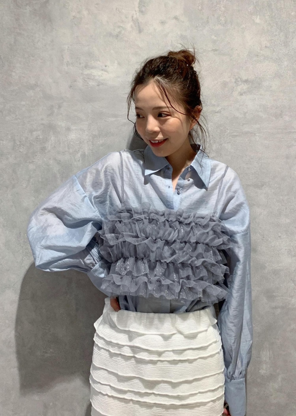 ブラック系のサンダル、グレー系のキャミソール、シルバー系のショルダーバッグを着用したレディースの夏コーディネートの5枚目の写真