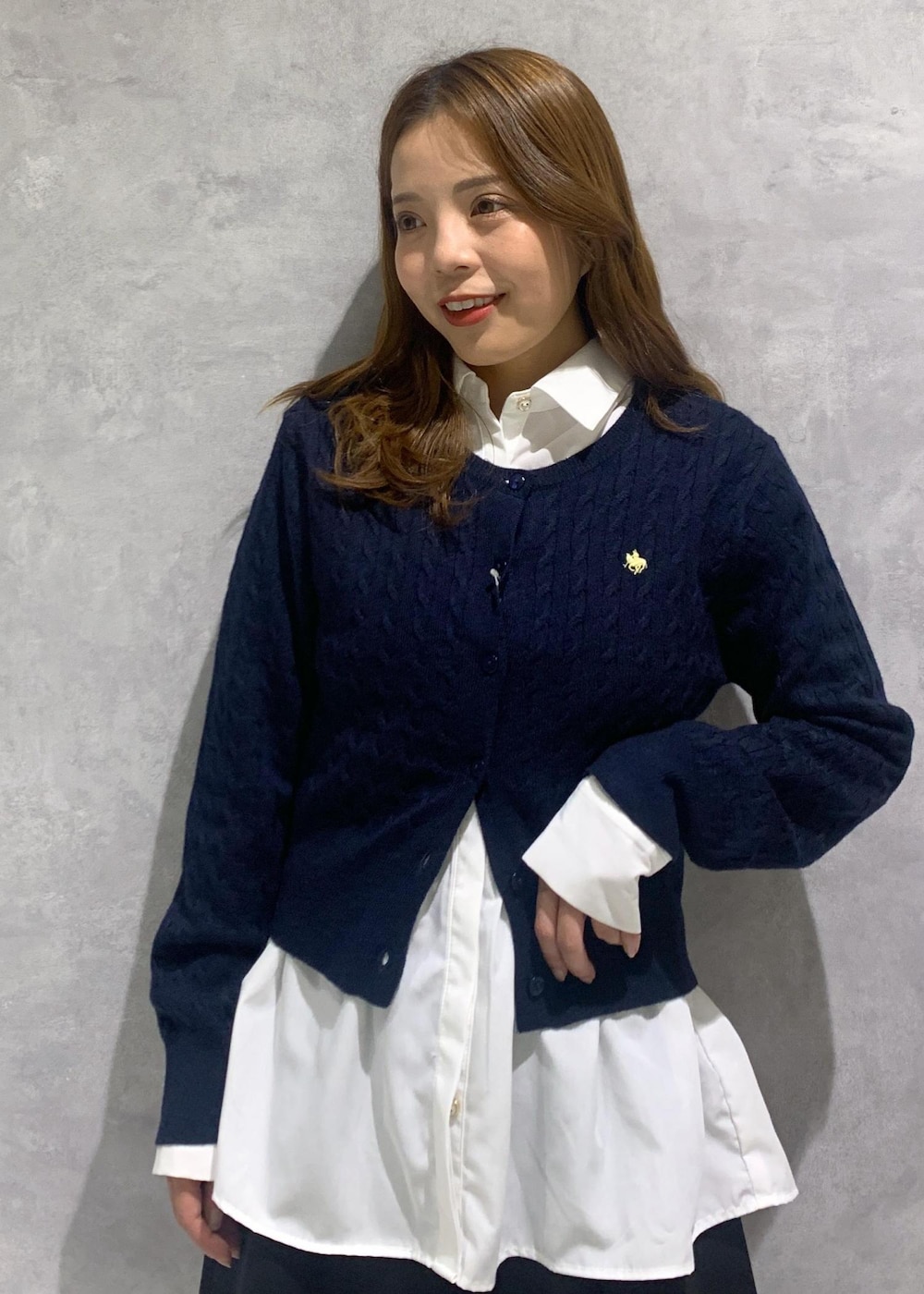 ブラック系のショルダーバッグ、ブラック系のブーツ、グレー系のステンカラーコートを着用したレディースの秋コーディネートの10枚目の写真