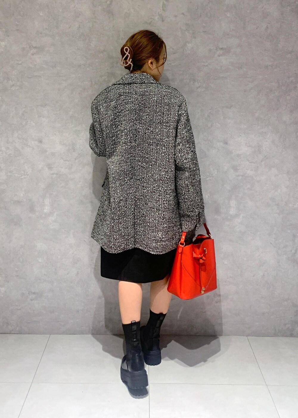 ブラック系のブーツ、レッド系のショルダーバッグ、ブラック系のワンピースを着用したレディースの冬コーディネートの4枚目の写真