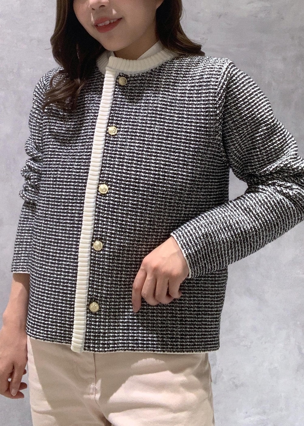 ピンク系のデニムパンツ、ホワイト系のハンドバッグ、ホワイト系のパンプスを着用したレディースの冬コーディネートの8枚目の写真