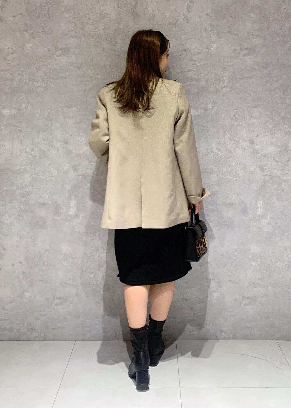 その他のショルダーバッグ、ブラック系のブーツ、ベージュ系のテーラードジャケットを着用したレディースの秋コーディネートの4枚目の写真