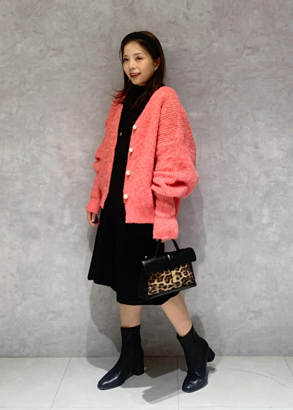 その他のショルダーバッグ、ブラック系のブーツ、ブラック系のワンピースを着用したレディースの秋コーディネートの2枚目の写真