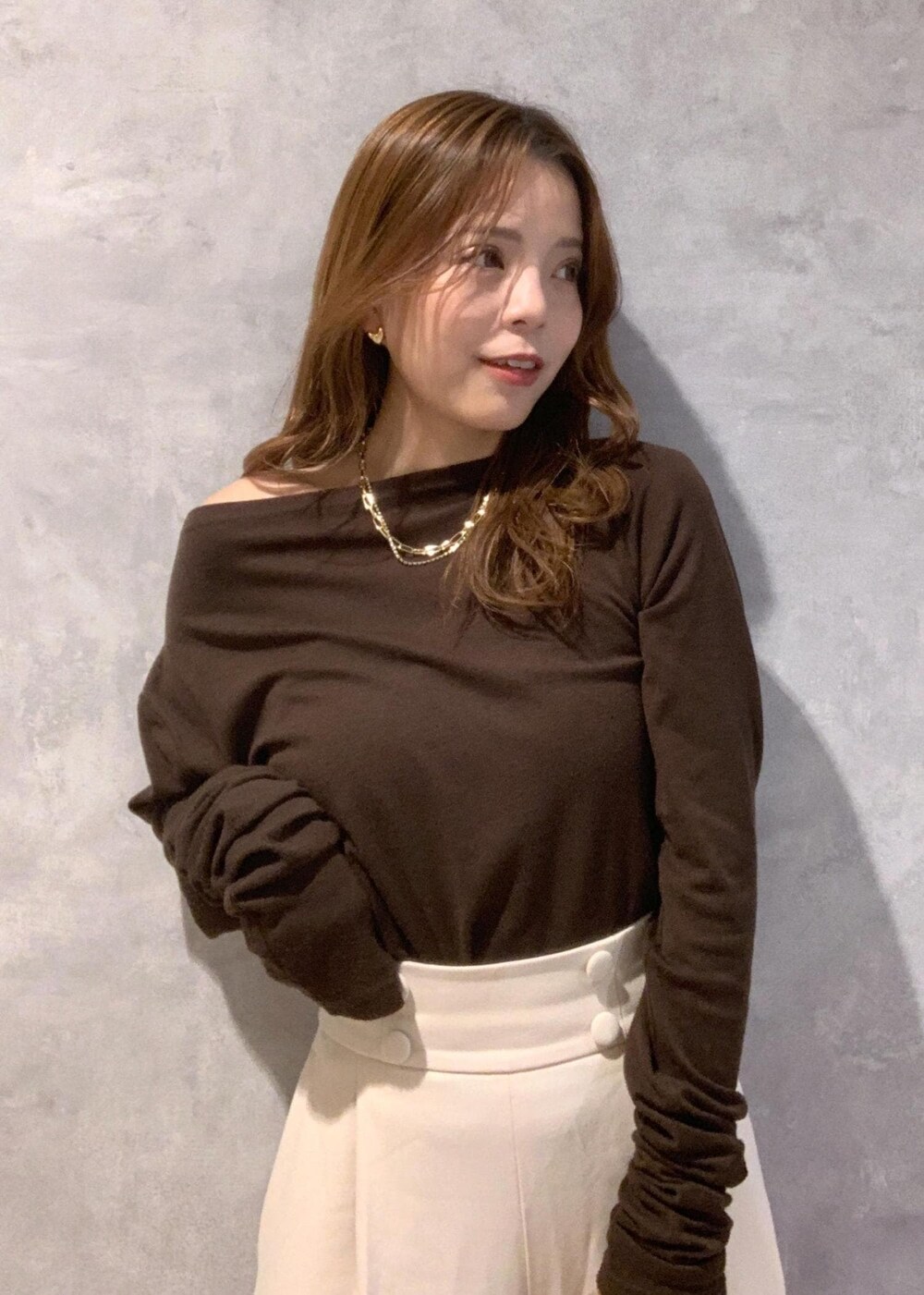 ホワイト系のブーツ、ホワイト系のハンドバッグ、ベージュ系のその他パンツを着用したレディースの秋コーディネートの6枚目の写真