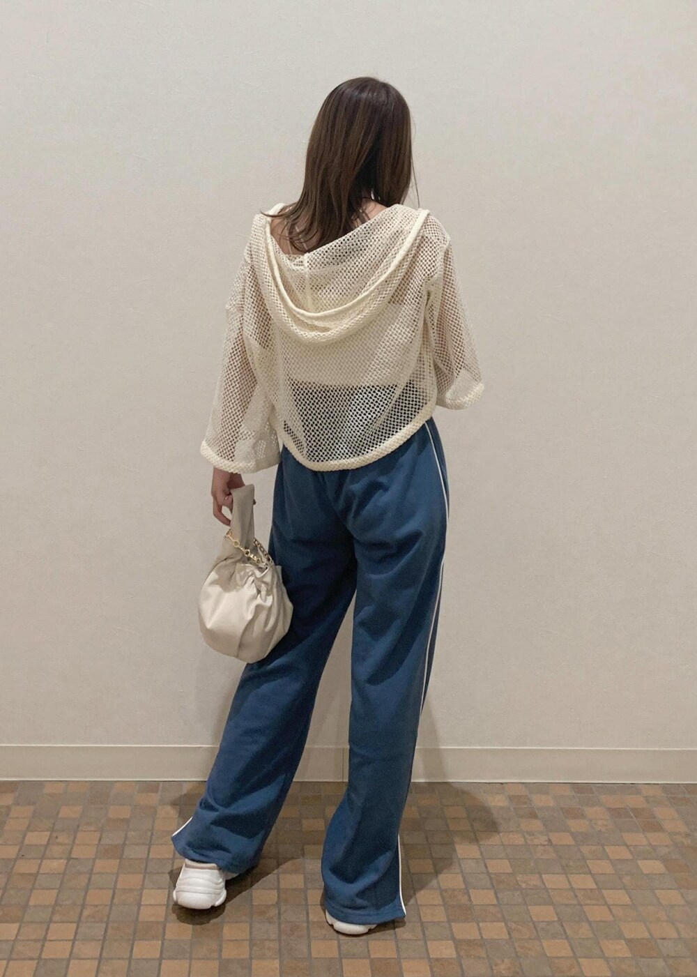 ベージュ系のサンダル、ホワイト系のキャミソール、ホワイト系のカーディガン/ボレロを着用したレディースの夏コーディネートの4枚目の写真