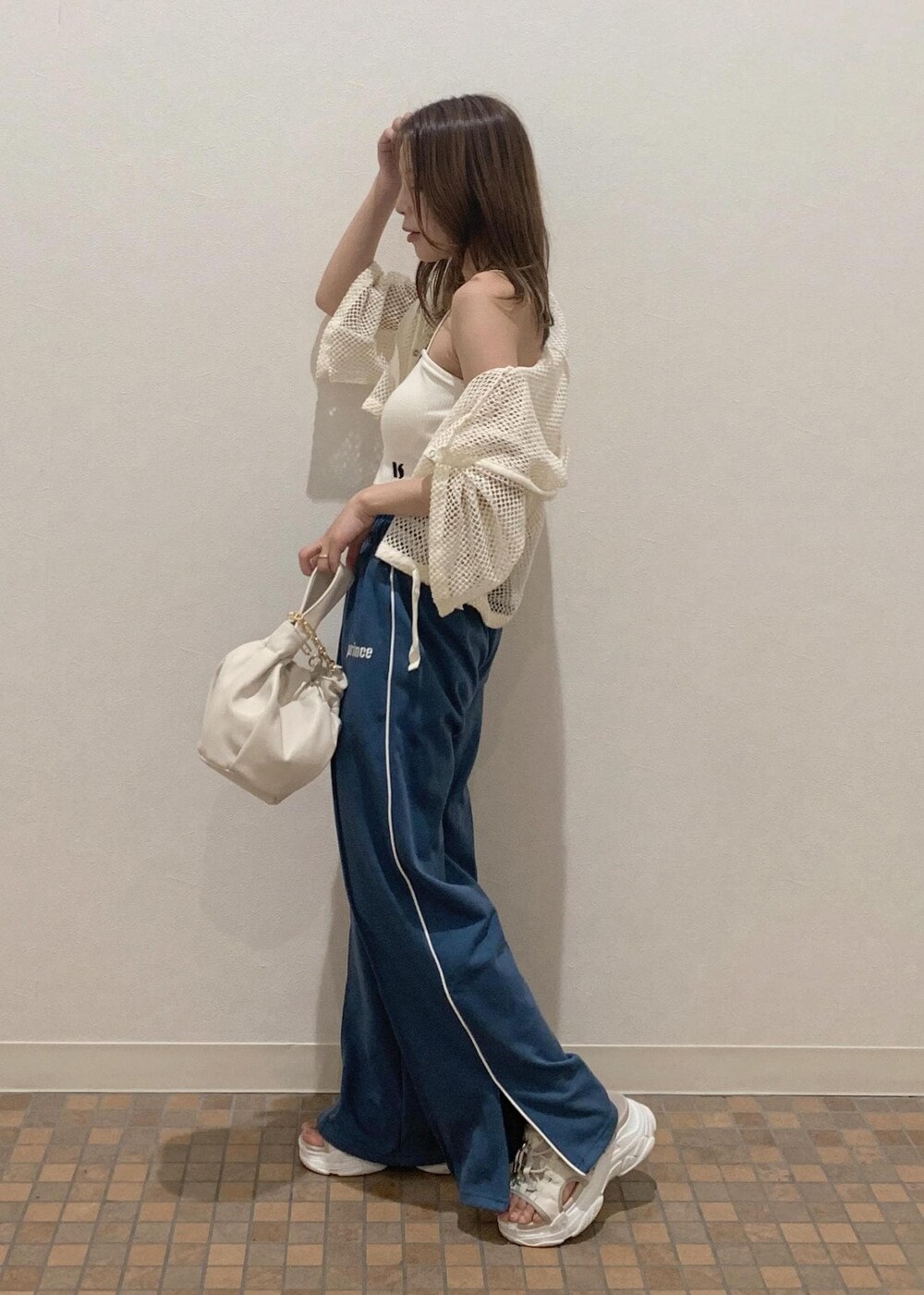 ベージュ系のサンダル、ホワイト系のキャミソール、ホワイト系のカーディガン/ボレロを着用したレディースの夏コーディネートの3枚目の写真