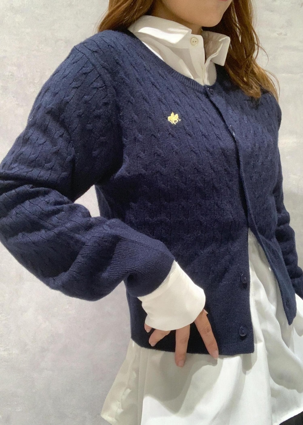 ブラック系のブーツ、ブラック系のスカート、ブルー系のその他アウターを着用したレディースの秋コーディネートの10枚目の写真