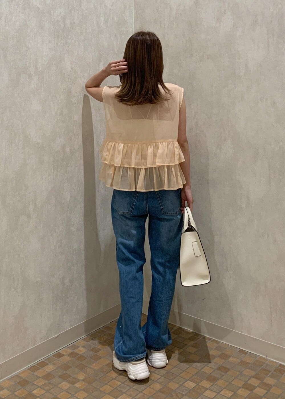 ベージュ系のサンダル、ベージュ系のシャツ/ブラウス、ホワイト系のハンドバッグを着用したレディースの夏コーディネートの4枚目の写真