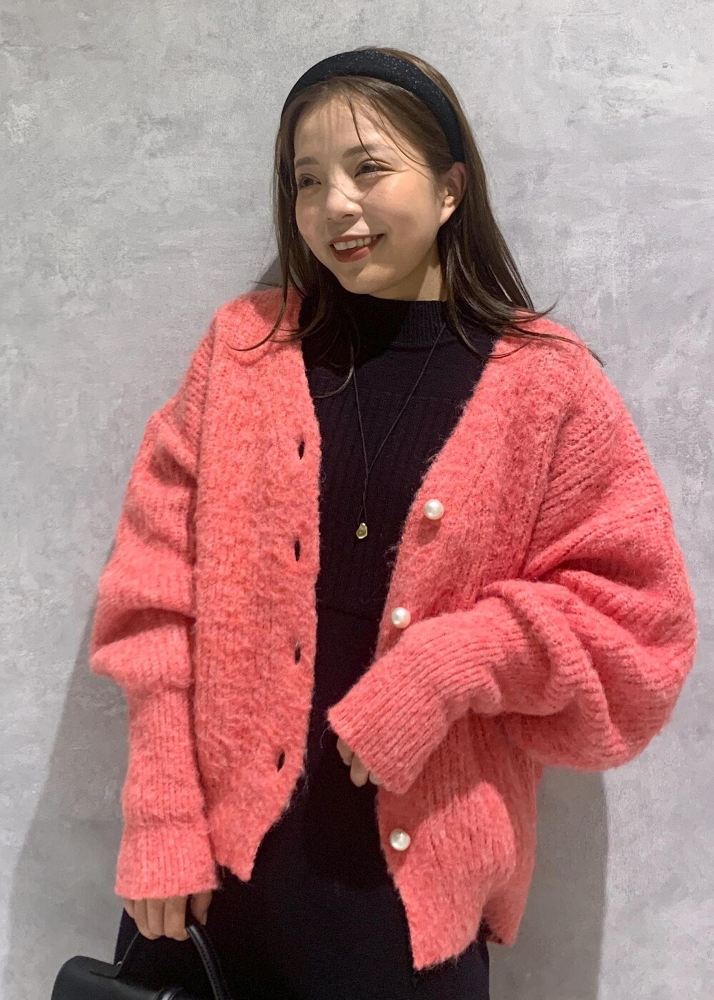 その他のショルダーバッグ、ブラック系のブーツ、ブラック系のワンピースを着用したレディースの秋コーディネートの5枚目の写真