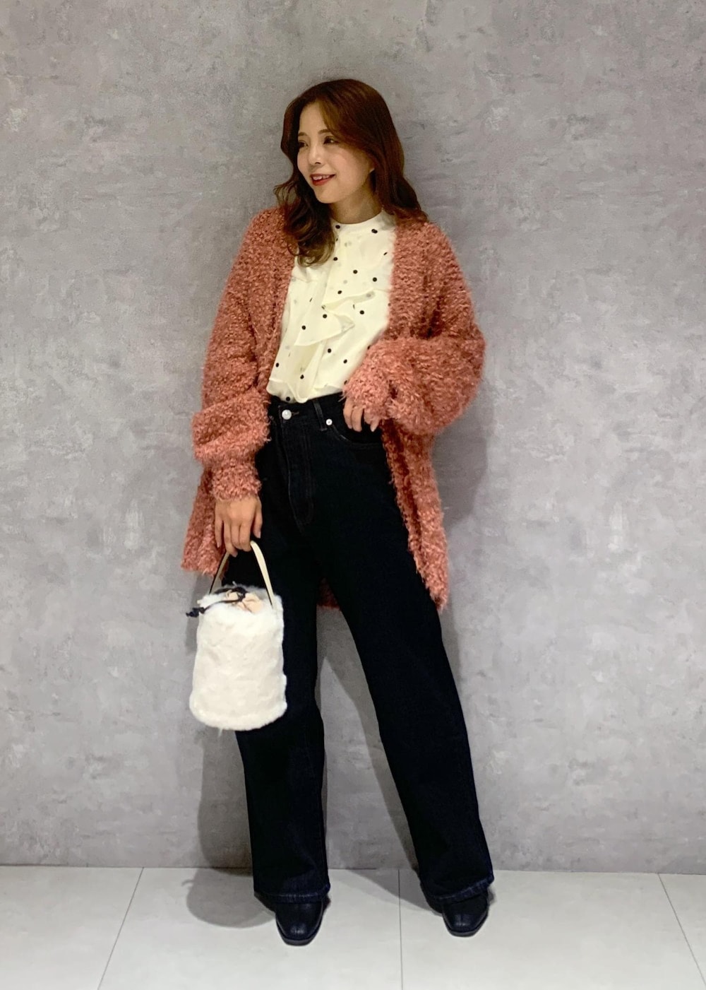 ブラック系のブーツ、ベージュ系のシャツ/ブラウス、ピンク系のカーディガン/ボレロを着用したレディースの冬コーディネートの2枚目の写真