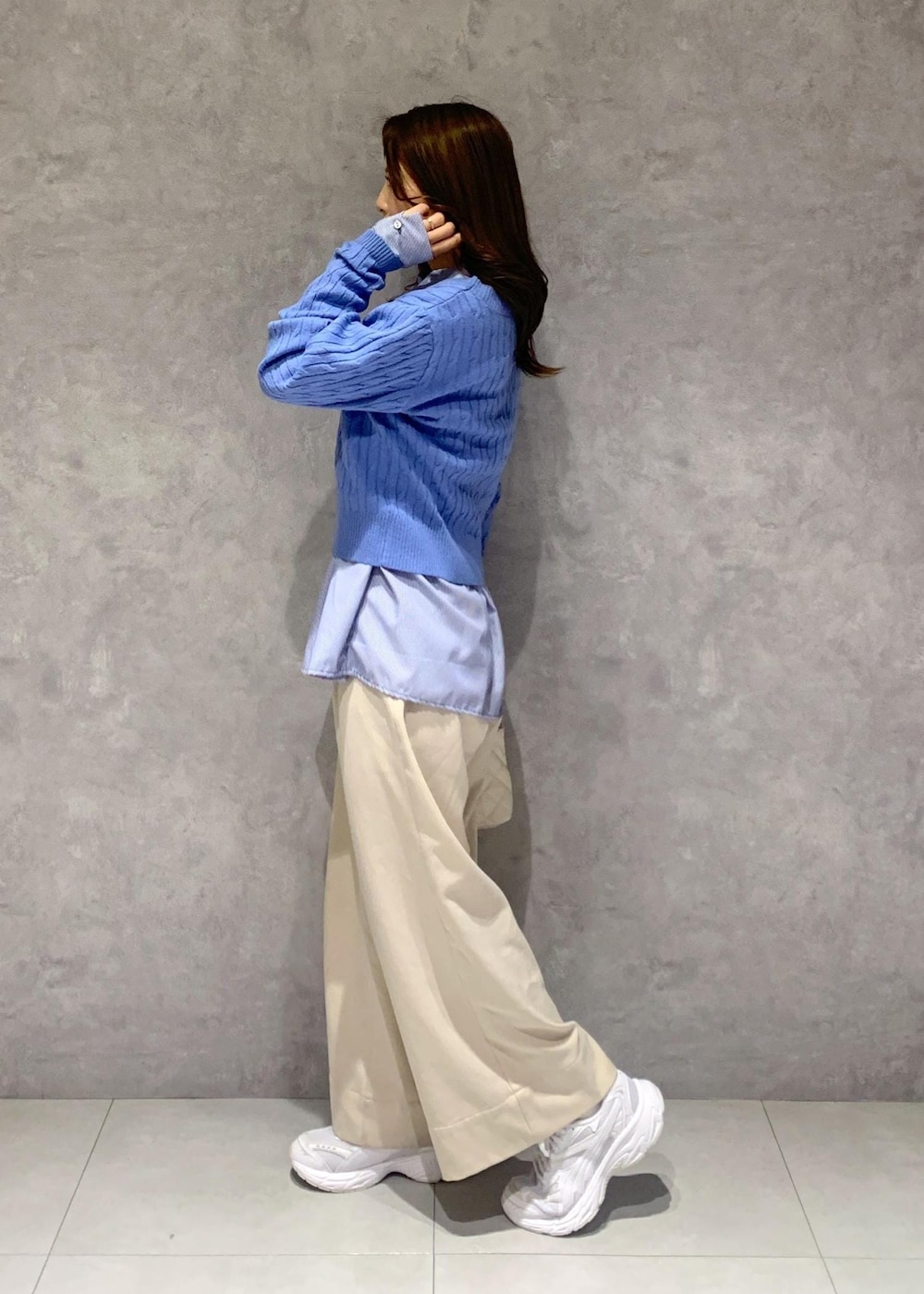 ブルー系のシャツ/ブラウス、ベージュ系のその他パンツ、ホワイト系のショルダーバッグを着用したレディースの冬コーディネートの4枚目の写真