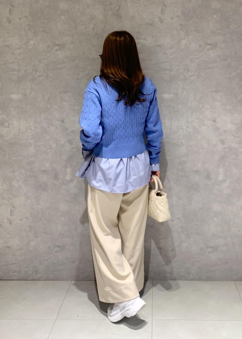 ブルー系のシャツ/ブラウス、ベージュ系のその他パンツ、ホワイト系のショルダーバッグを着用したレディースの冬コーディネートの5枚目の写真