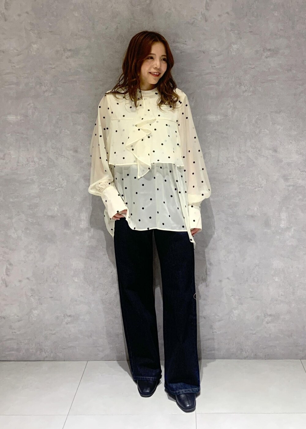 ブラック系のブーツ、ベージュ系のシャツ/ブラウス、ピンク系のカーディガン/ボレロを着用したレディースの冬コーディネートの6枚目の写真