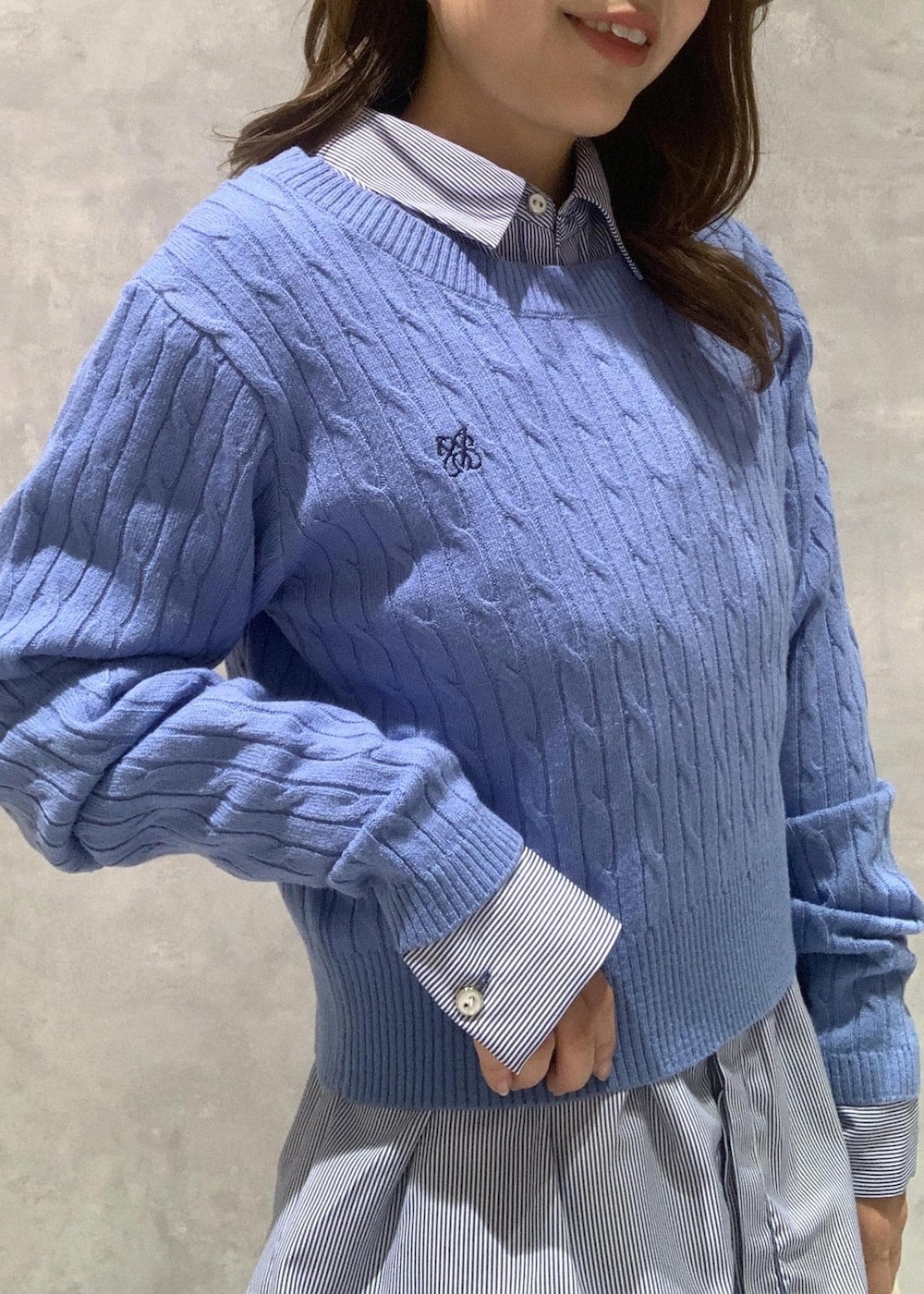 ブルー系のシャツ/ブラウス、ベージュ系のその他パンツ、ホワイト系のショルダーバッグを着用したレディースの冬コーディネートの10枚目の写真