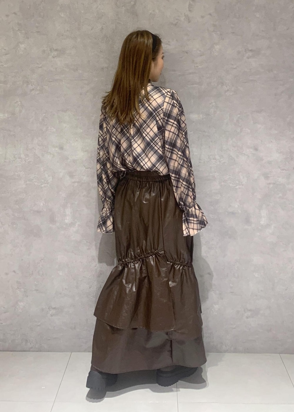 「2024AW、11月、12月、カジュアル、フェミニン、クラシック、大人女子、おでかけ、デート、旅行、ケーブルニット、ホワイト、丸首、チェック、リボンブラウス」｜「Juzeのタンクソールサイドニットブーツ（ブーツ、ブラウン系）」を使った、いまてぃさん（レディース・144cm）の秋コーディネートの10枚目の写真