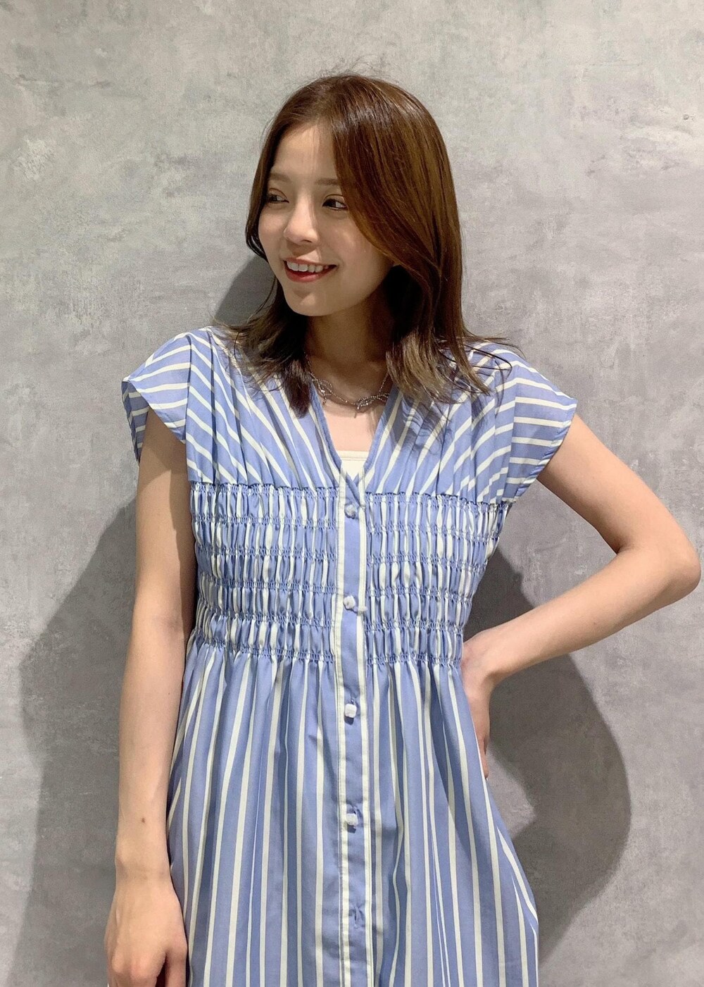 ホワイト系のサンダル、シルバー系のショルダーバッグ、ブルー系のシャツ/ブラウスを着用したレディースの夏コーディネートの5枚目の写真