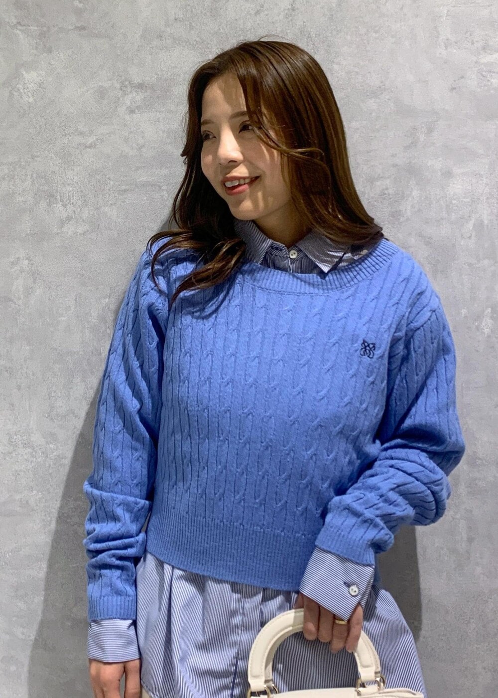 ブルー系のシャツ/ブラウス、ベージュ系のその他パンツ、ホワイト系のショルダーバッグを着用したレディースの冬コーディネートの9枚目の写真