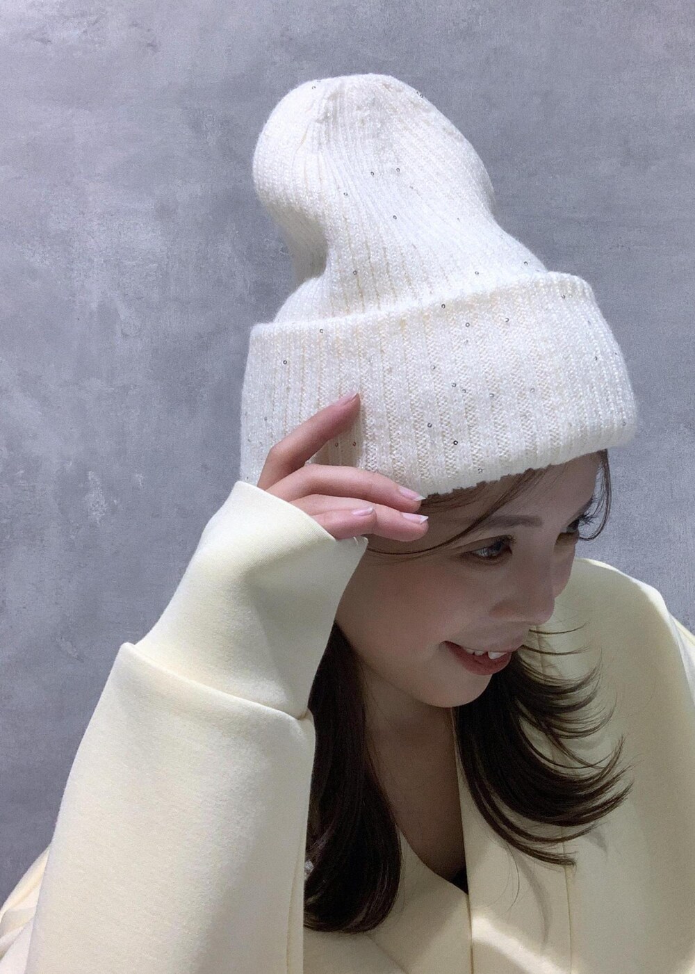 ブルー系のデニムパンツ、ホワイト系のブーツ、ホワイト系のショルダーバッグを着用したレディースの秋コーディネートの6枚目の写真